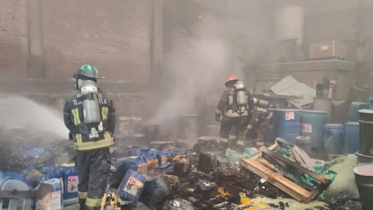 Incendio en empresa de productos de limpieza en Tlalnepantla