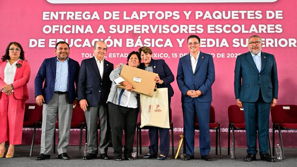 Delfina Gómez entrega laptops a supervisores escolares 