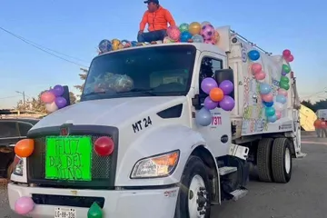Recolectores de basura llevan alegría a niños de Metepec en su día