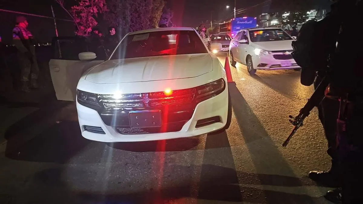 Detienen a sujeto que conducía vehículo disfrazado de patrulla en Toluca