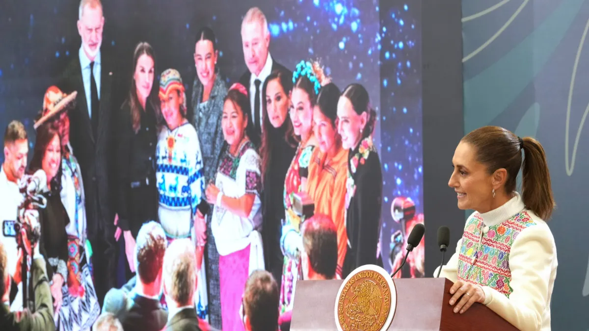 Reyes de España recorren el estand de México en Fitur junto a pueblos originarios, acto calificado como simbólico por Sheinbaum.