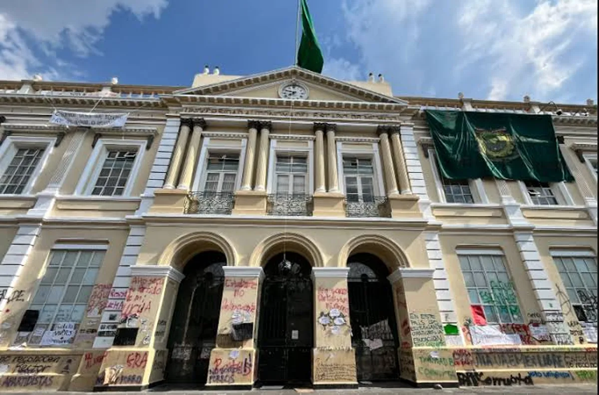 Integrantes de la “Colmena universitaria” desalojan al Enjambre Universitario de la UAEMéx