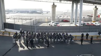Manifestación de taxistas autorizados en el AICM podría afectar accesos a las terminales 1 y 2 del aeropuerto capitalino.