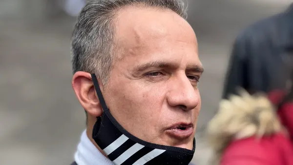 En este contexto, Sheinbaum cuestionó a quienes descalifican la reforma judicial.