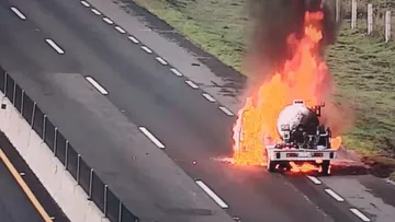 Pipa se incendia sobre el Circuito Exterior Mexiquense, en Tultepec