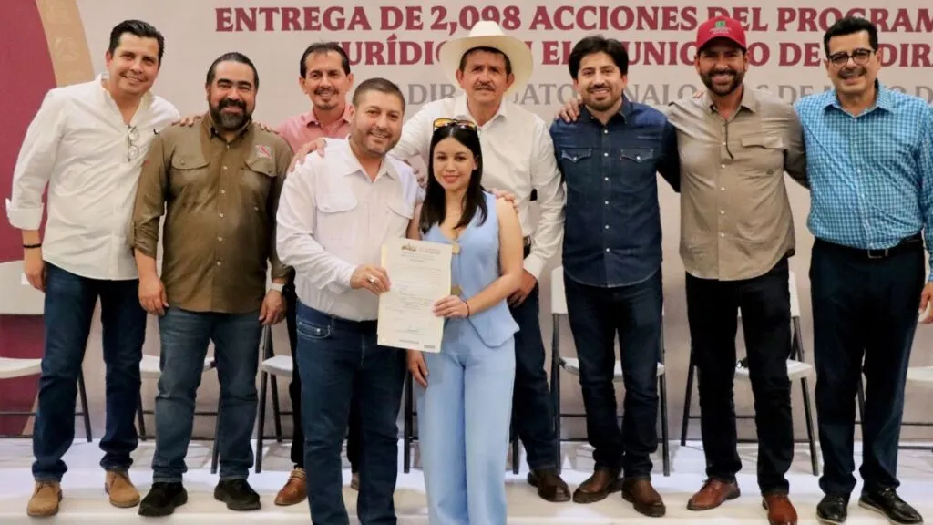 Dan certeza jurídica a más de 2 mil familias de Badiraguato; autoridades estatales y municipales entregan títulos de propiedad