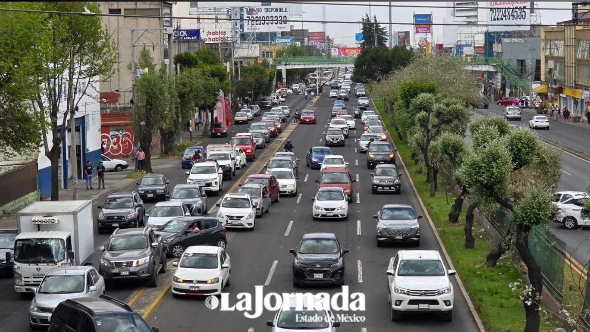 Taxistas bloquean Paseo Tollocan