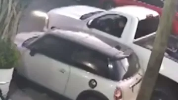 Tras el impacto, en lugar de asumir su responsabilidad, el sujeto dio marcha atrás y huyó del lugar.