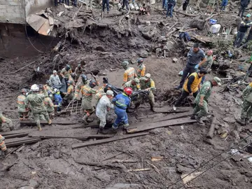 Suman ya 10 víctimas mortales por el deslave de un cerro en Jilotzingo