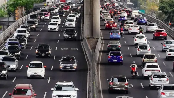 Durante las horas pico los automovilistas en CDMX avanzan apenas 5 km/h por obras, accidentes y vehículos pesados en vía pública.