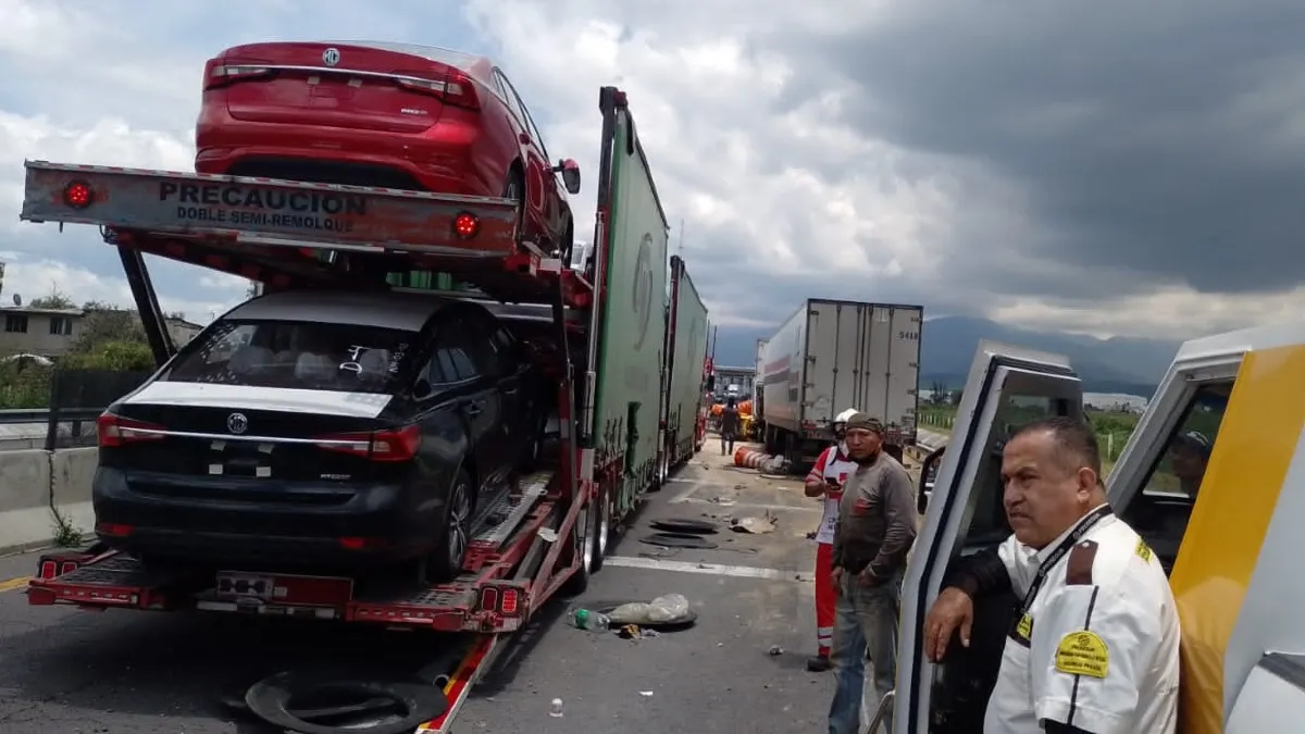 Choque de tractocamiones colapsa el Circuito Exterior Mexiquense