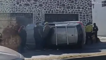 Mujer vuelca camioneta en la México-Pachuca en Tecámac
