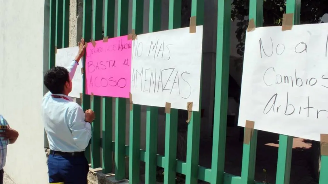Trabajadores de Regularización Sanitaria en Atizapán realizan paro indefinido de labores