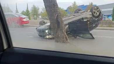 Alerta vial por volcadura frente a Walmart, cerca de Plazas Las Américas.