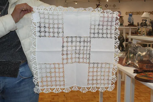 El deshilado consiste en retirar hilos de una tela de manera precisa para crear calados decorativos, que posteriormente se rellenan con bordados hechos a mano.