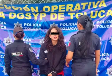 Detienen en Toluca a mujer acusada de robar el celular de un menor