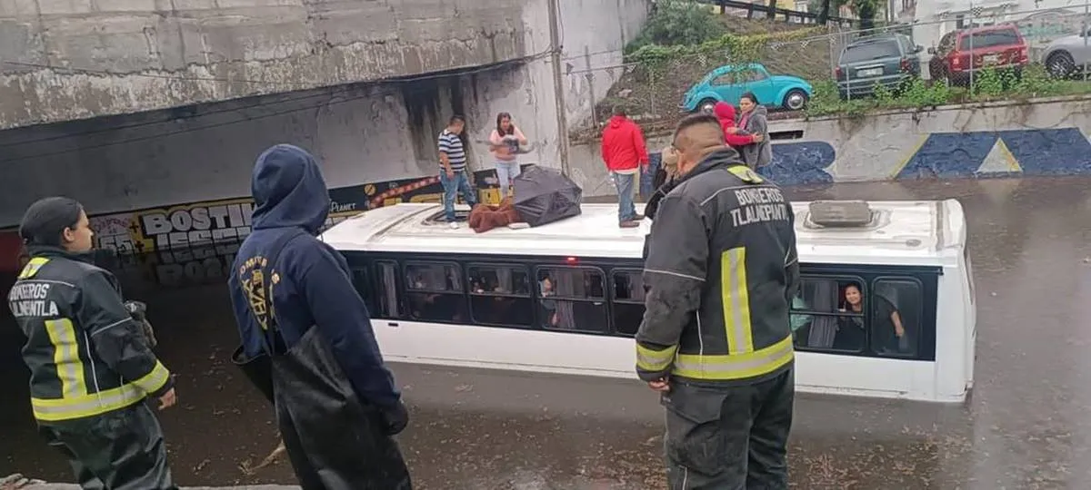 Tlalnepantla: Fueron rescatadas 35 personas tras quedar atrapado el autobús bajo el agua (video)