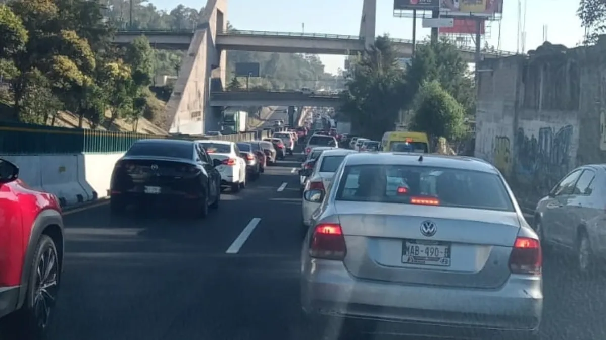 Tráfico intenso en la México-Toluca, zona Santa Fe