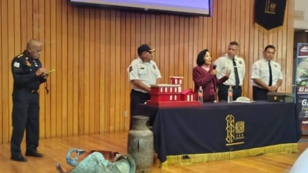 Bomberos y paramédicos capacitan a policías de Neza para atender emergencias