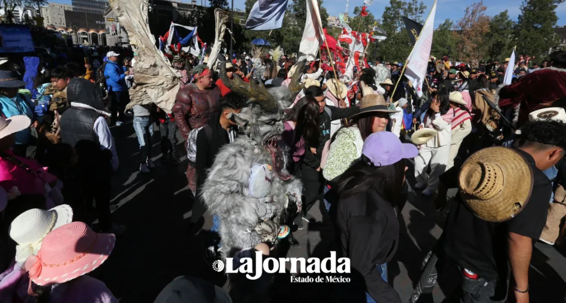 Carnavaleros de San Andrés Cuexcontitlán, llenan a Toluca de baile