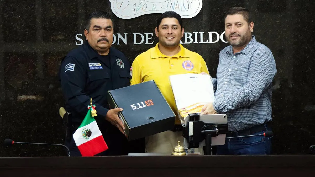 Protección Civil y Bomberos de Badiraguato reciben uniformes y calzado