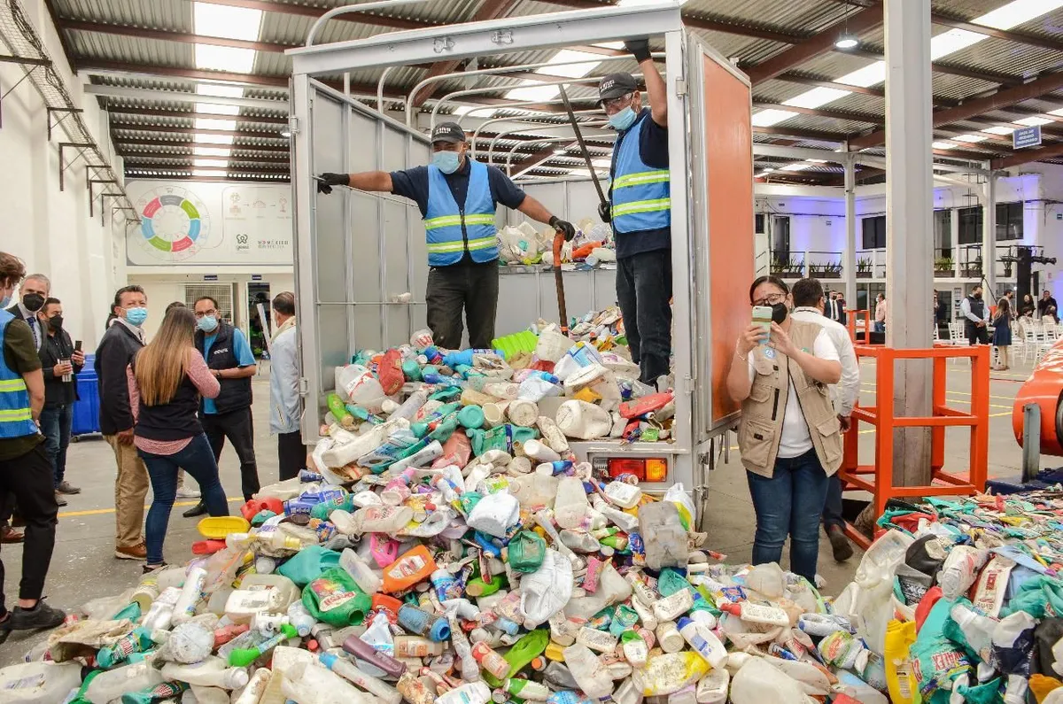 Reciclan 2 mil 600 toneladas de plástico industria cosmética y de aseo en Ecatepec