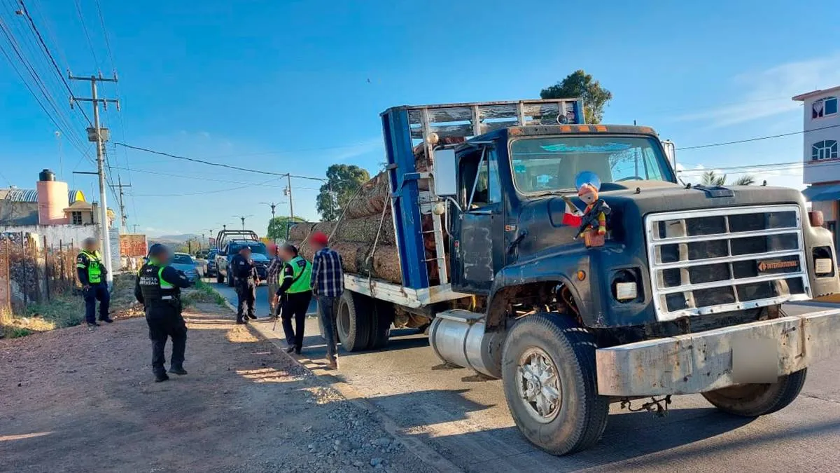 Edomex: Dos detenidos por transportar rollos de madera