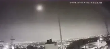 [VIDEO] Meteoro cruza el cielo de México y provoca fuerte estruendo