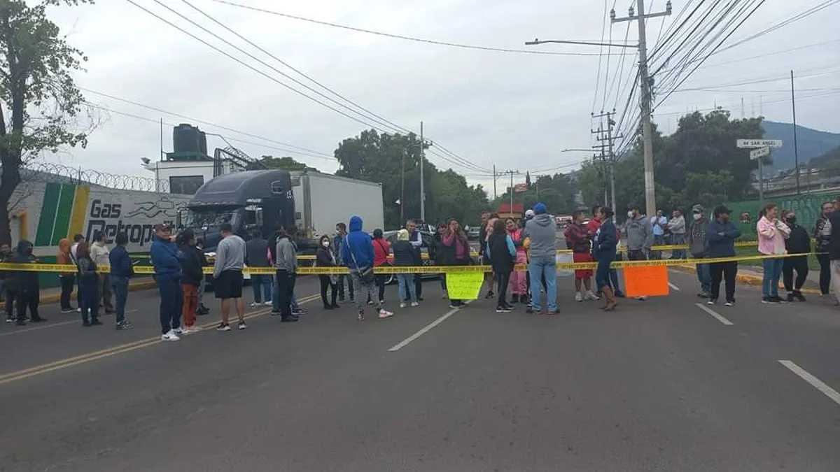 Tlalnepantla: Bloquean avenida en San Juan Ixhuatepec para exigir clausura de una empresa