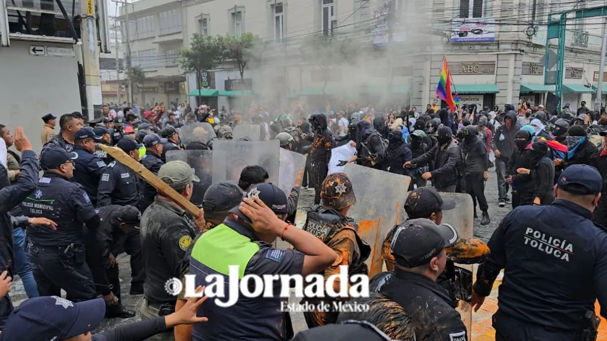 Estudiantes y policías se confrontan durante marcha del 2 de octubre en Toluca [VIDEO]