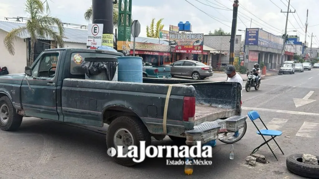 Bloqueo en Tonanitla complica llegada de pasajeros al AIFA