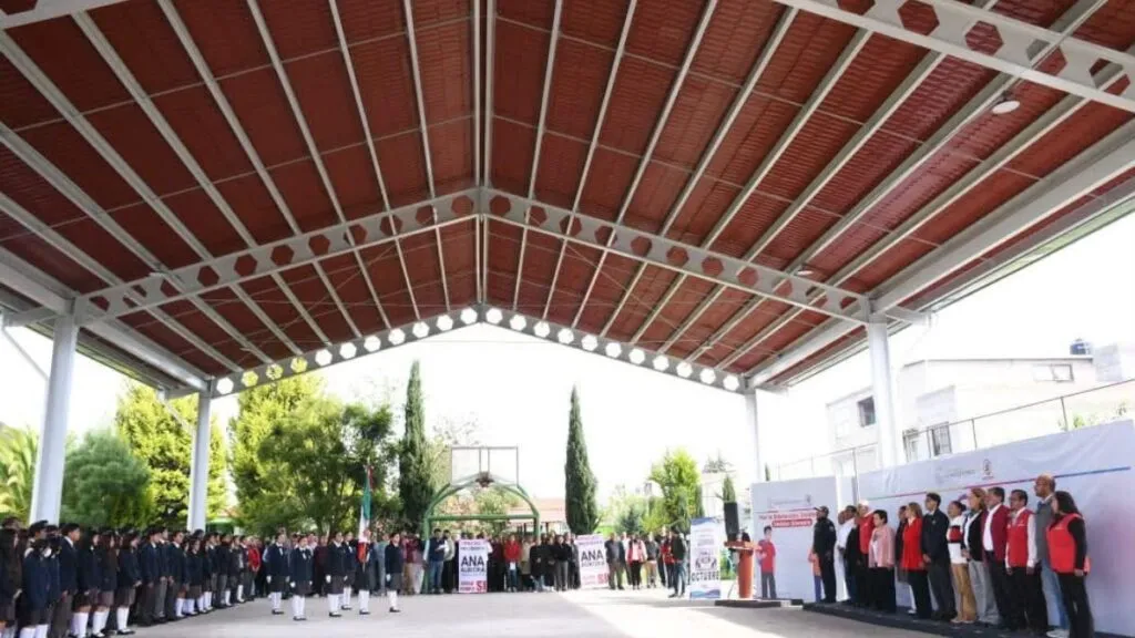 Ana Muñiz cumple un compromiso más con la educación: entrega techumbre en la EPO 51