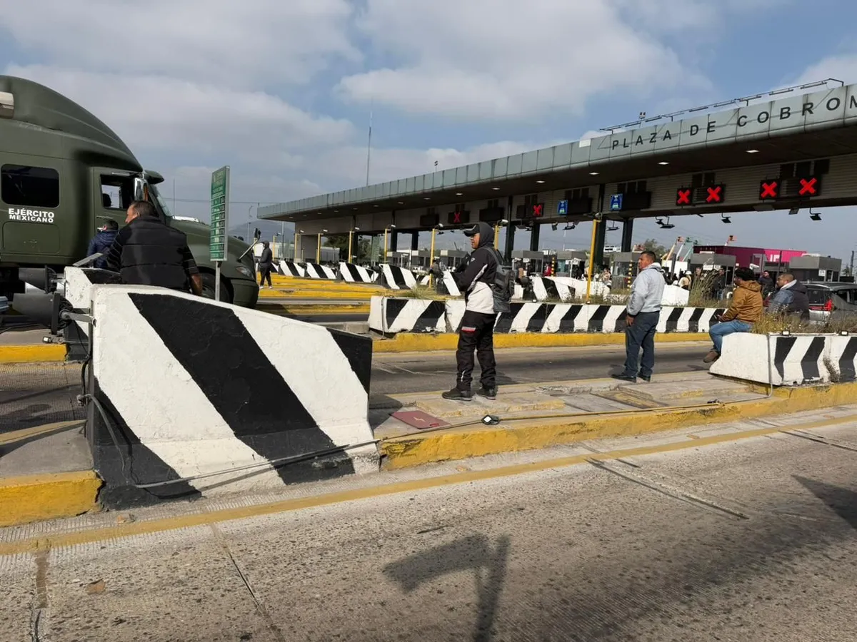 Transportistas toman la caseta de Tepotzotlán y levantan plumas
