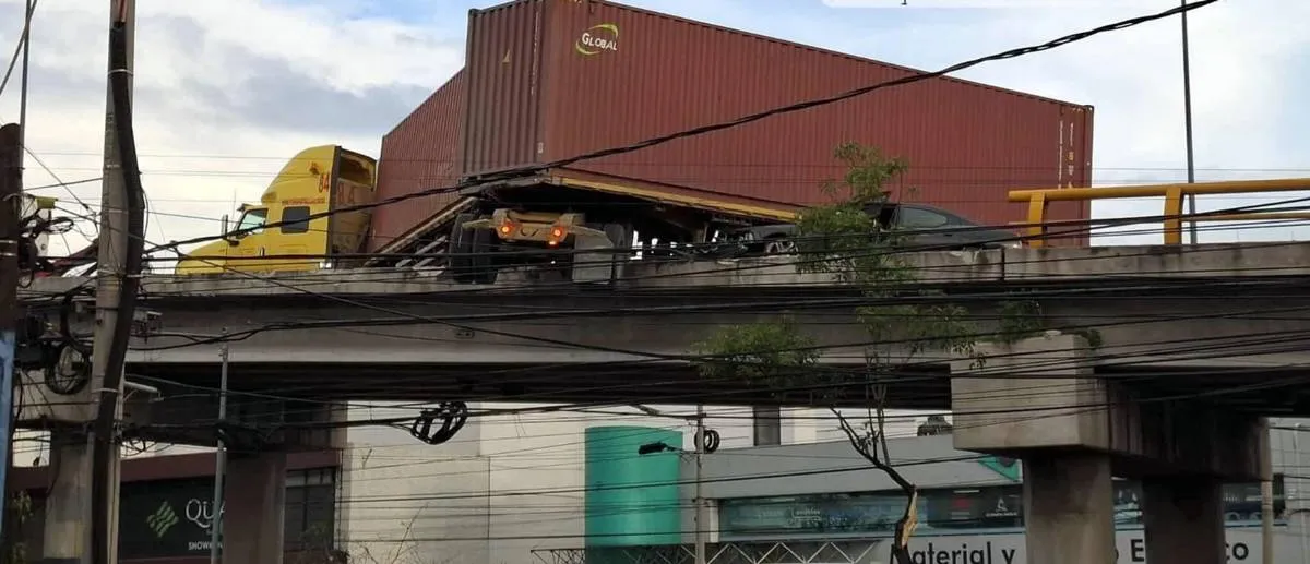 Tráiler en Naucalpan provoca caos vial, su caja quedó semicolgada