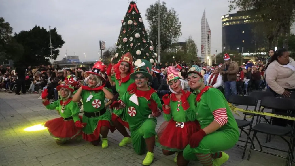 Más de 4 mil naucalpenses disfrutan de una noche mágica, del encendido del árbol navideño y fuegos artificiales