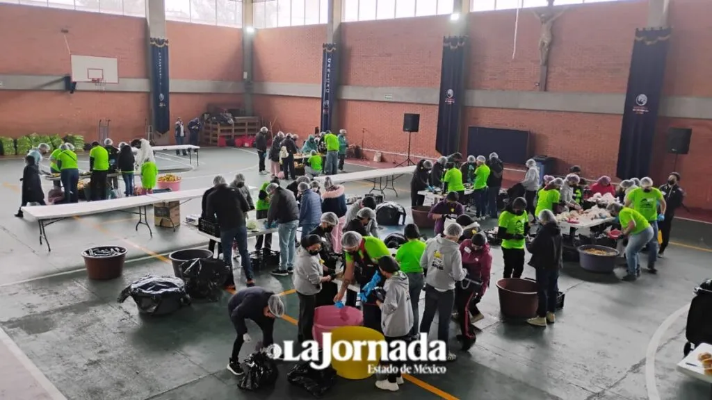 ‘Operación Pollo’ reparte 4 mil cenas navideñas a personas vulnerables en Toluca