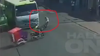 El material que se hizo viral en X (antes Twitter) se puede ver a una persona de avanzada edad quien circula con su bicicleta en Avenida Cuauhtémoc en Xico, en Valle de Chalco, Estado de México. Foto: Captura.