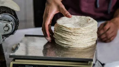 Kilo de tortillas de maíz sobre báscula