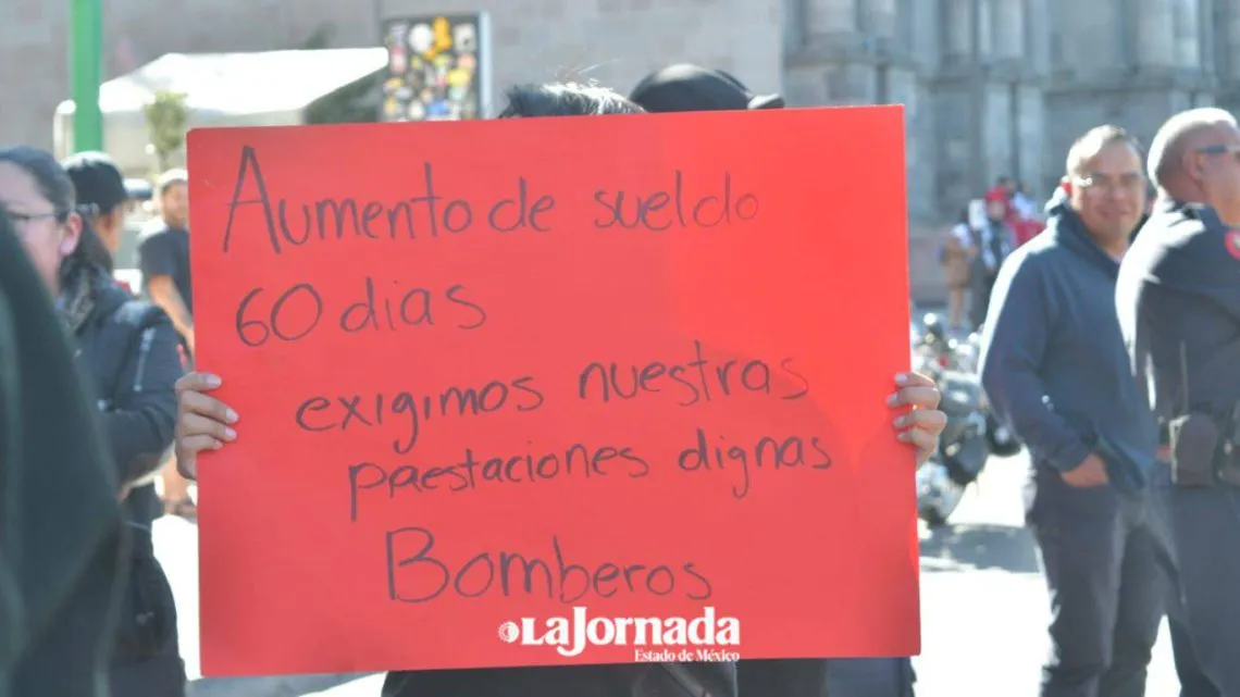 Bomberos de Toluca se manifiestan frente al Ayuntamiento