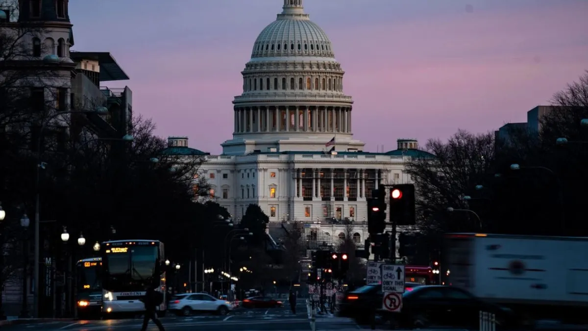 Un grupo de legisladores republicanos frenó este viernes el avance del plan de recortes fiscales impulsado por el presidente Donald Trump.