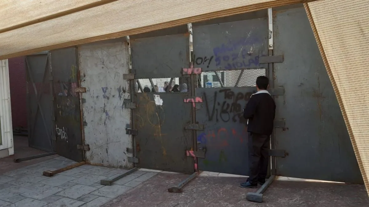 Colocan vallas metálicas al Centro de Justicia para la Mujer en Ecatepec