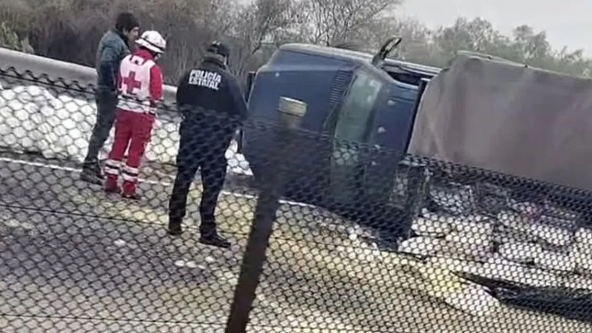 Camioneta de carga vuelca sobre Circuito Exterior Mexiquense; hay cierre total