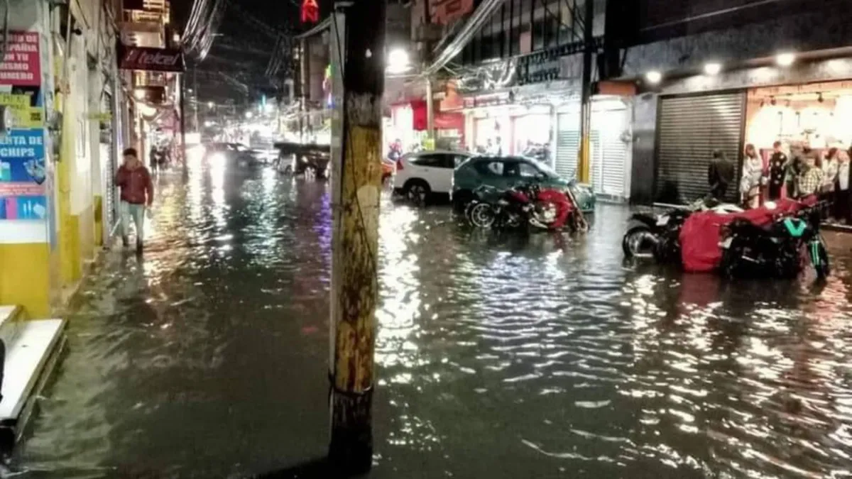 Mexiquenses pasan caótica noche por lluvias en el Valle de México