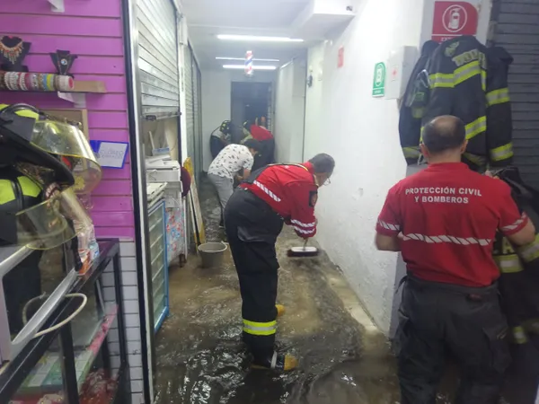 Se registraron encharcamientos en 17 locales comerciales sobre la calle Rivapalacio.