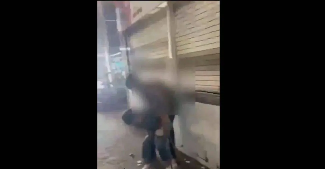 VIDEO: Agreden a mujer discapacitada y los castigan con tablazos