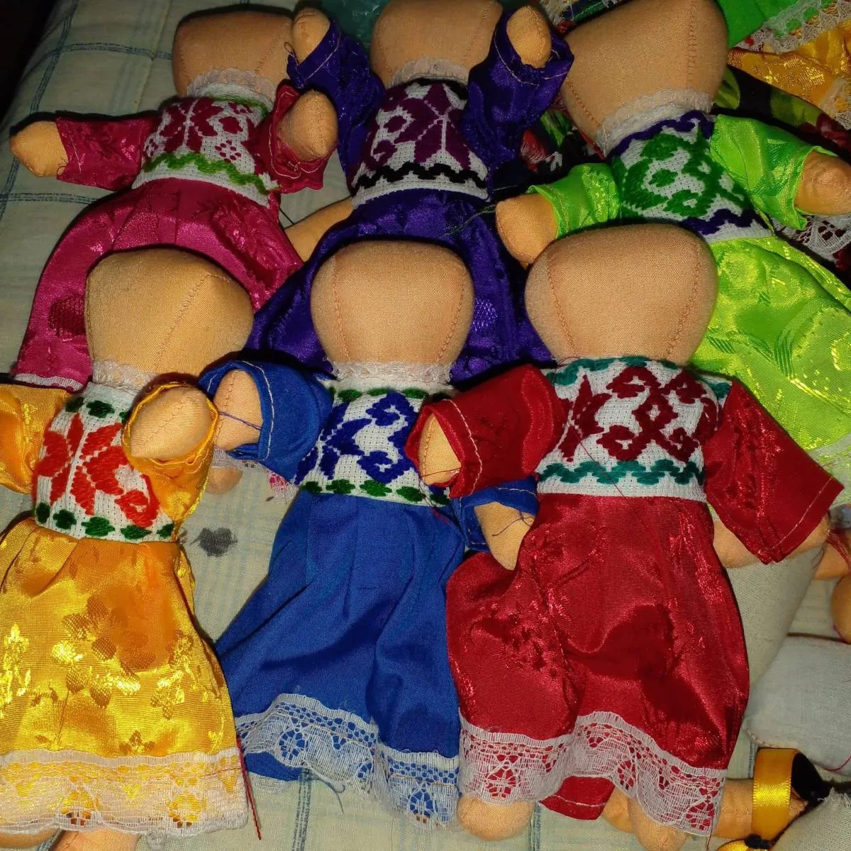 Artesanas ofertan talleres para preservar a muñeca otomí