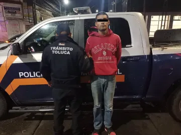 Policía de Toluca detiene a hombre con moto robada durante alcoholímetro