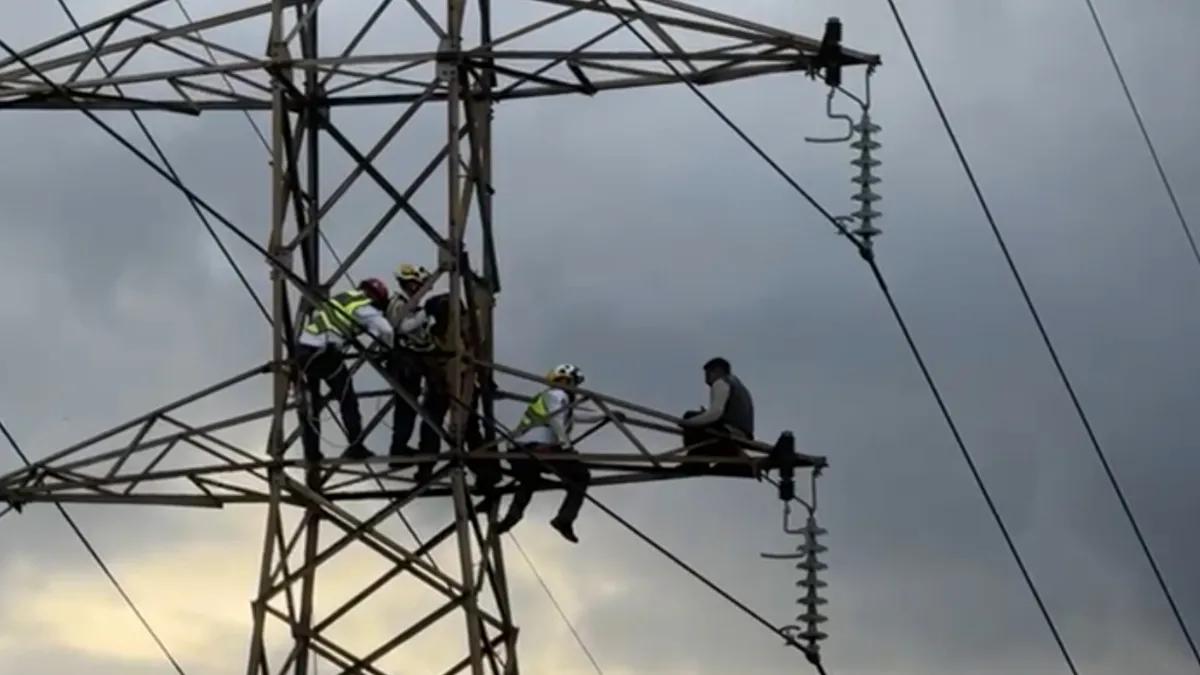 Ecatepec: Rescatan a hombre que intentó lanzarse de una torre de alta tensión