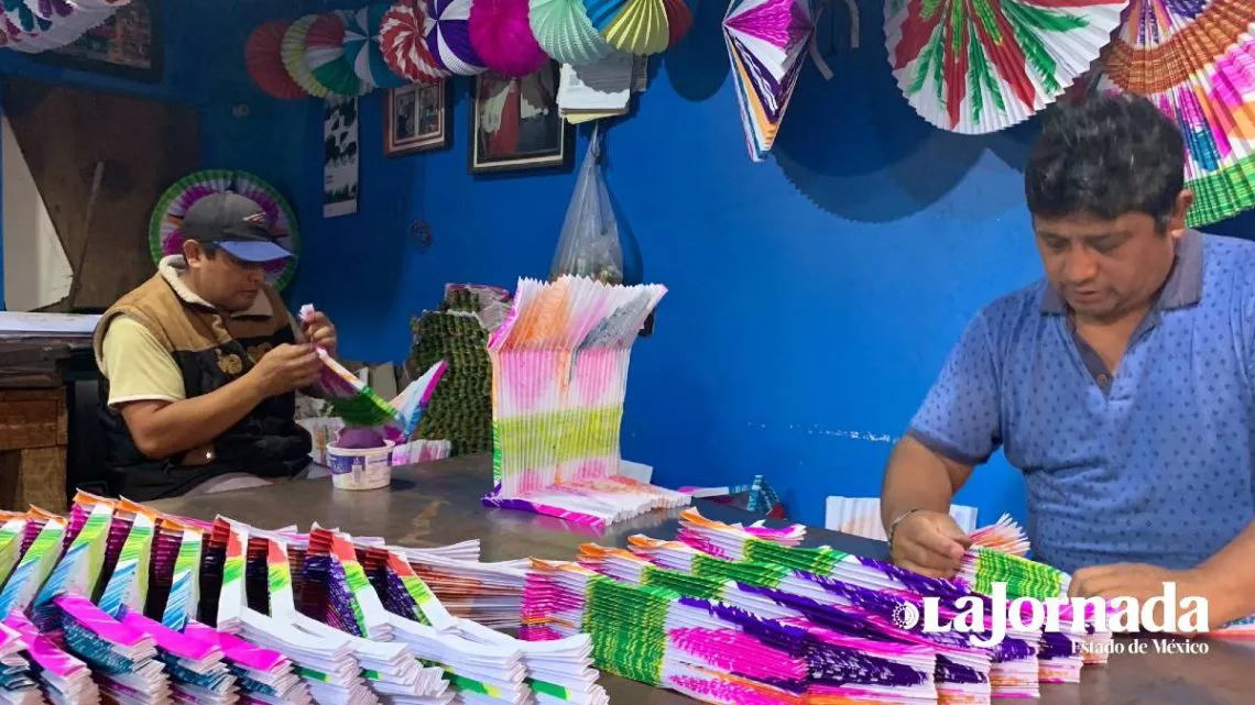 Los hermanos Chávez Chávez crean faroles de papel en Zumpango