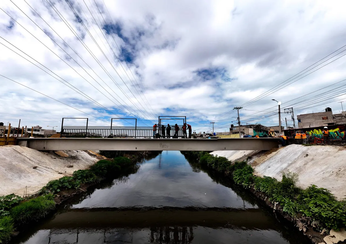 Puente peatonal “Los Rosales” en Neza presenta un 65% de avance